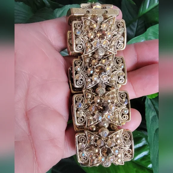 Elegant Gold Tone Stretch Bracelet with Crystal Accents - Picture 4 of 8